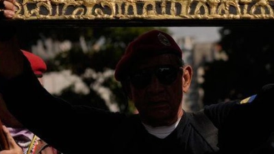 Ein Anhänger der Regierung hält ein Bild von Präsident Nicolas Maduro. (Foto: Matias Delacroix/AP/dpa)