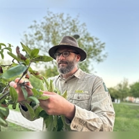 Naturpark-Ranger Wolfgang Wenk in der Natur. Er kontrolliert einen Baum. (Foto: Josefine Mühlroth)