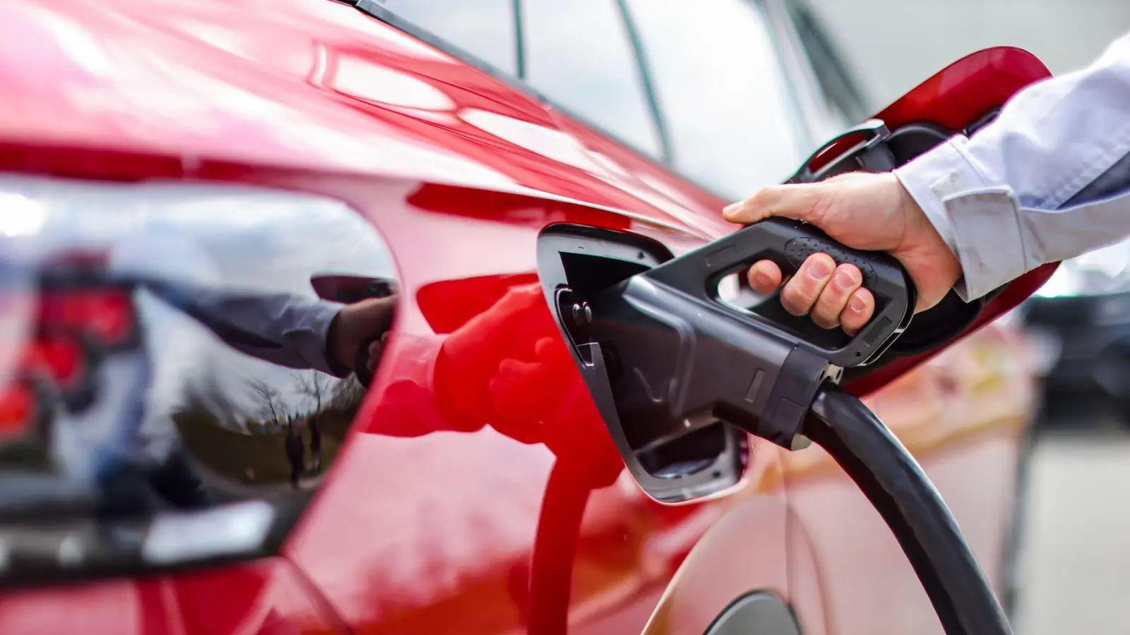 Jüngere Menschen sind am offensten für Elektroautos: Fast jeder dritte Unter-30-Jährige plant, das nächste Auto elektrisch zu kaufen. (Foto: Jan Woitas/dpa/dpa-tmn)