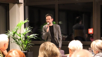 Christoph Rösch bei seiner Veranstaltungsreihe „Pizza&amp;Politik”. Er erzählte von sich und seinen Zielen, danach gab es eine Fragerunde. (Foto: Clarissa Kleinschrot)