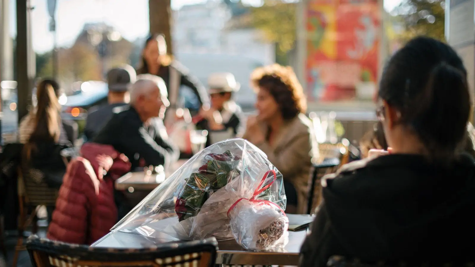 Pariser Flair und rote Rosen: Statt starren Erwartungen am Valentinstag sollte Romantik unabhängig vom Datum gelebt werden, denn jede Beziehung hat ihre eigene Art, Nähe zu zeigen. (Foto: Zacharie Scheurer/dpa-tmn)