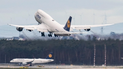 Eine Lufthansa-Maschine startet vom Flughafen Frankfurt: Fraport will mit einer Steigerung der Passagierzahlen am Jahresende zwischen 56,5 und 63,5 Millionen Fluggäste abgefertigt haben. (Foto: Boris Roessler/dpa)