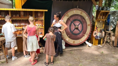 Ein mittelalterliches Glücksrad stand für Groß und Klein bereit – besonders die Jüngeren wurden davon angezogen. (Foto: Margit Schwandt)