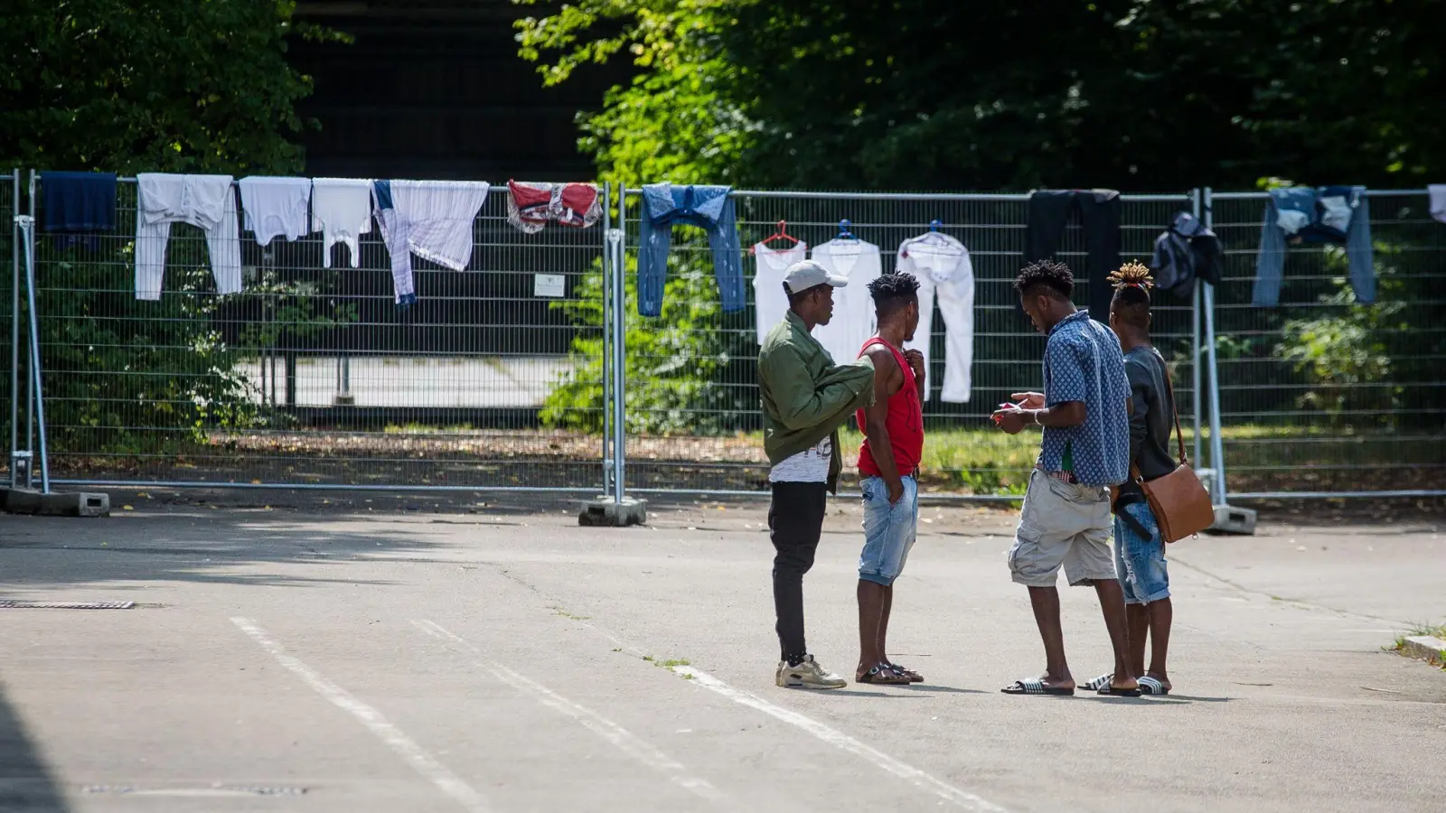 Junge Flüchtlinge auf dem Gelände der Landeserstaufnahmeeinrichtung (LEA) in Sigmaringen. (Foto: Christoph Schmidt/dpa)