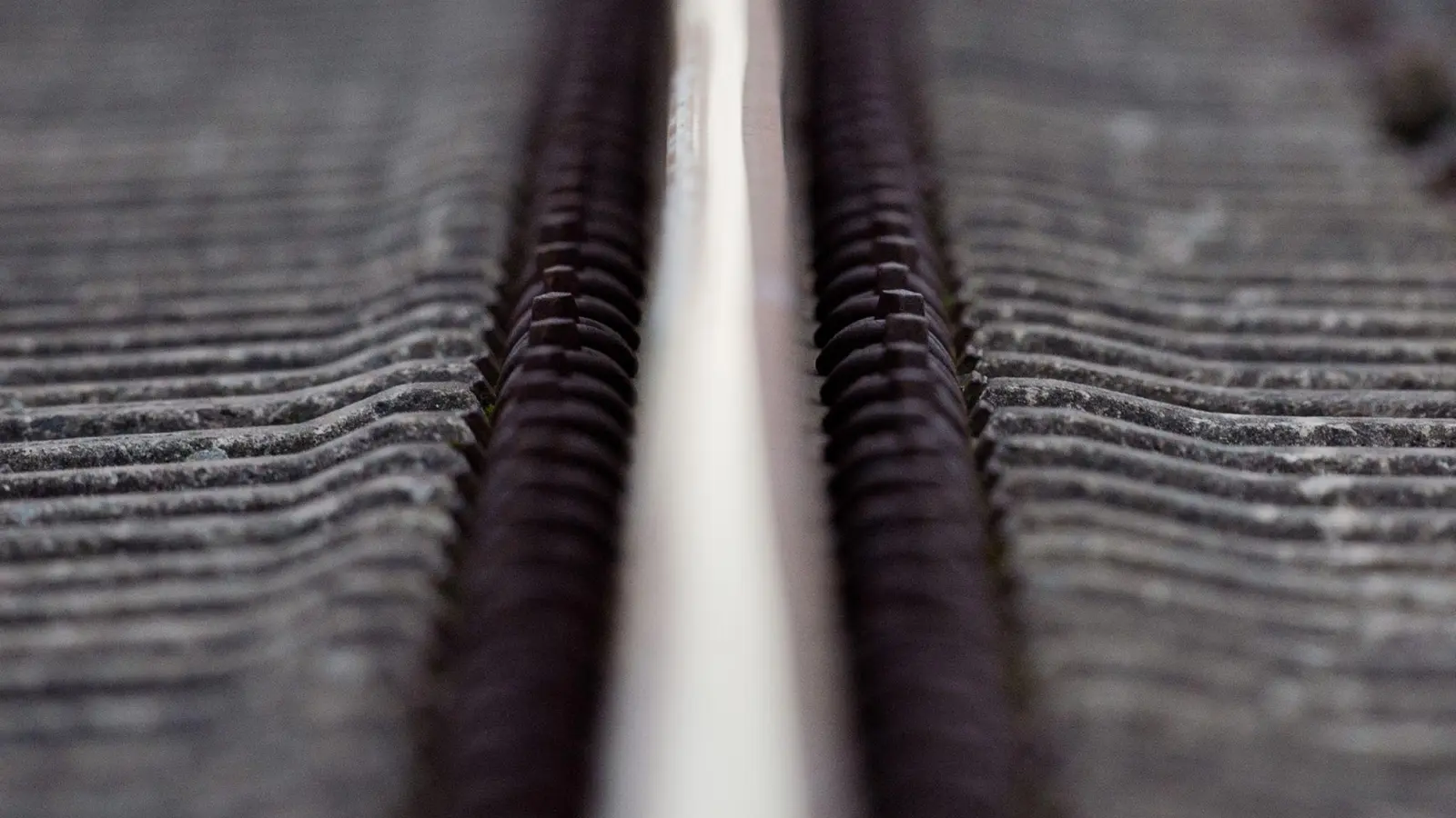 Bahnreisende müssen sich gedulden - die Strecke Bad Reichenhall-Berchtesgaden bleibt vorerst dicht. (Symbolbild) (Foto: picture alliance / dpa)