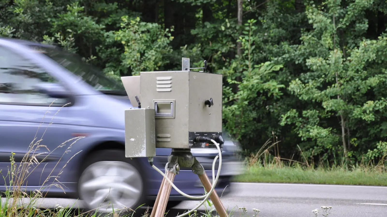 Die Überwachung des fließenden Verkehrs in Ansbach ist unzulänglich. Darin sind sich die meisten Stadträte und die Verwaltung einig. Doch bisher sind zu wenige Blitzer-Teams unterwegs. (Foto: Manfred Blendinger)