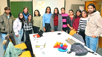 Die internationalen Studierenden befassen sich in dem Kurs von Professorin Dr.-Ing. Anke Knoblauch (Dritte von links) mit „Food Product Development“, also damit, Nahrungsmittelprodukte zu entwickeln. (Foto: Jim Albright)