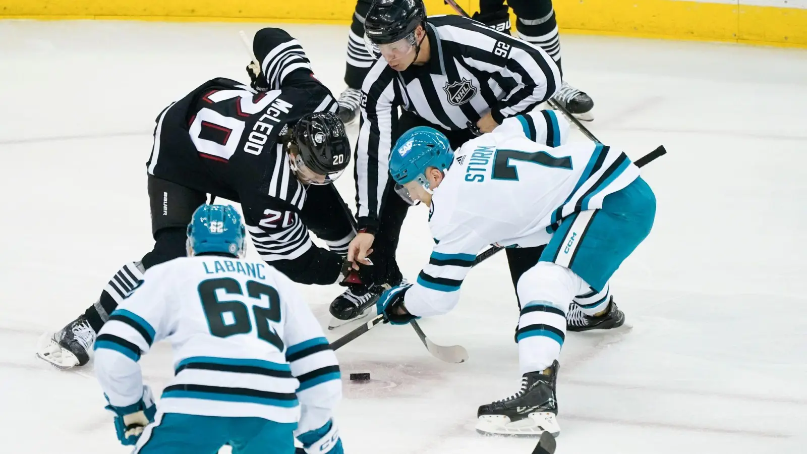 San Joses Nico Sturm (r) und New Jerseys Michael McLeod (M-l) stehen sich während des ersten Drittels gegenüber. (Foto: Peter K. Afriyie/AP)