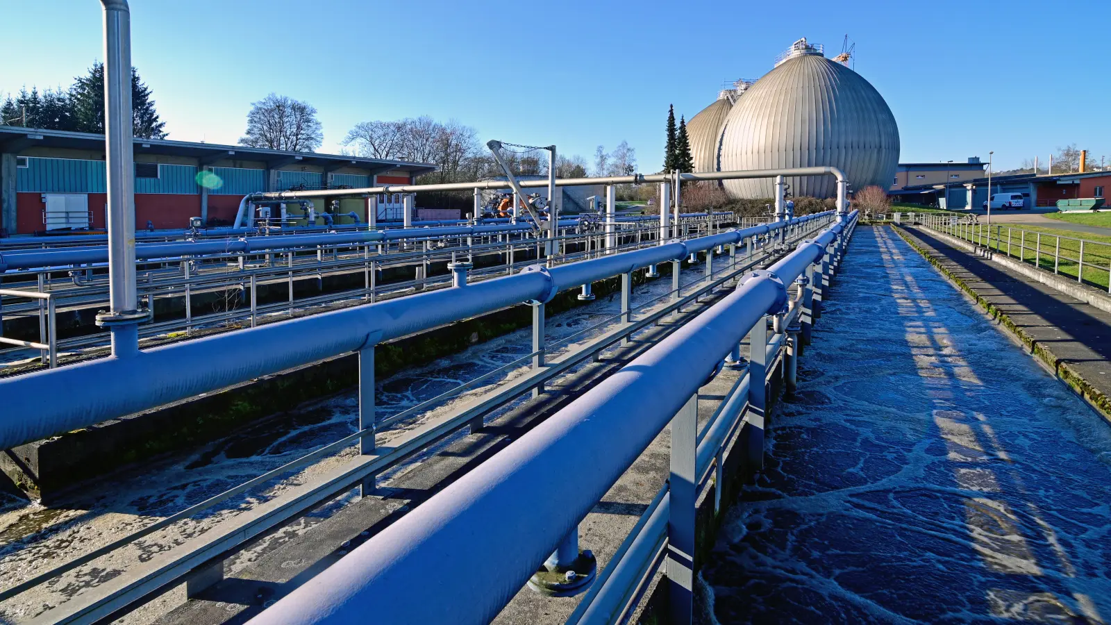 Noch wird das Abwasser in der Ansbacher Zentralkläranlage in Eyb konventionell in drei Stufen gereinigt. Demnächst soll eine vierte Reinigungsstufe hinzukommen. (Foto: Jim Albright)