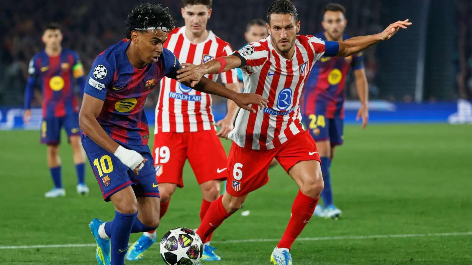 Lamine Yamal (links) und der FC Barcelona lieferten sich ein hitziges Duell mit Atlético Madrid. (Foto: Joan Monfort/AP/dpa)