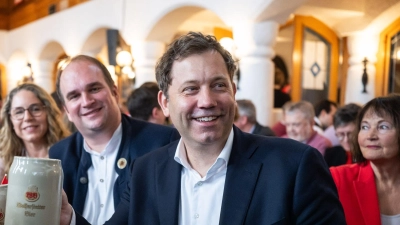 Klingbeil trat in Vilshofen auf. (Foto: Lukas Barth-Tuttas/dpa)