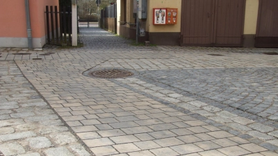 Im Bereich der Webergasse in Feuchtwangens Altstadt wurde nach der Erneuerung der Wasserleitungen ein barrierefrei begehbarer Pflasterstreifen angelegt. (Foto: Jasmin Kiendl)