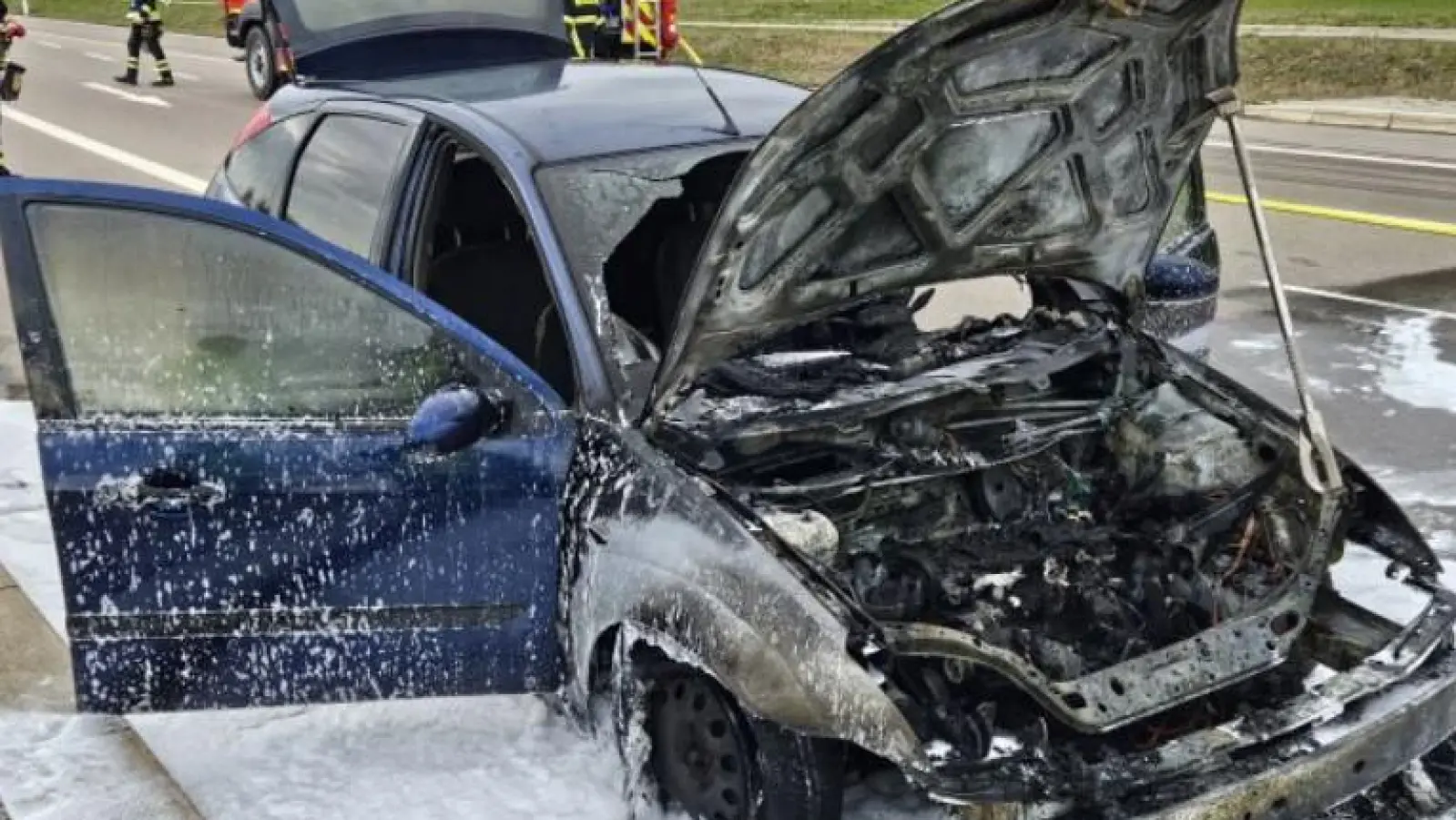 Der vordere Teil des Fords brannte nach einem technischen Defekt nahezu komplett aus. (Foto: NEWS5/Haag)