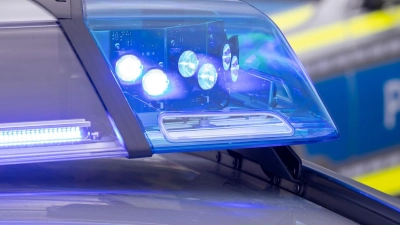 Ein Sachverständiger untersucht den Unfall. (Symbolbild) (Foto: Daniel Karmann/dpa)