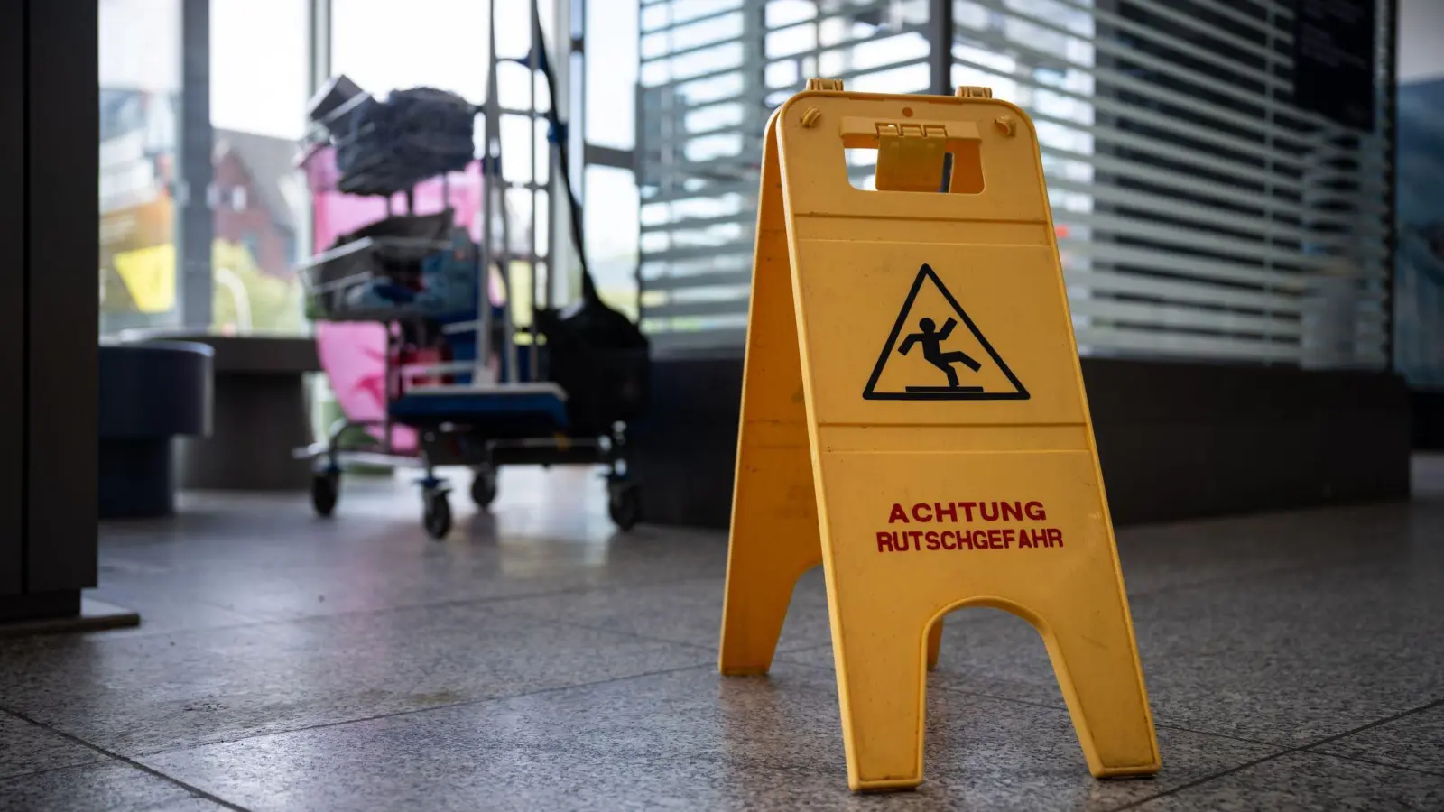 Derzeit sind sämtliche Klassenzimmer im Erdgeschoss und ersten Stock nicht nutzbar. (Symbolbild) (Foto: Hannes P. Albert/dpa)