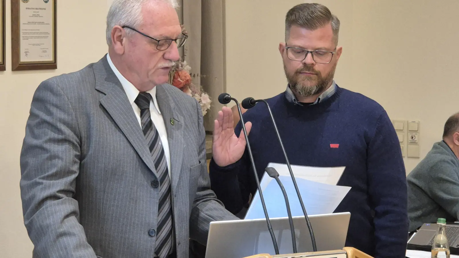 Thorsten Lehrer (rechts) wurde von Bürgermeister Klaus Meier als Nachfolger von Bernd Schnizlein im Stadtrat vereidigt.  (Foto: Patrick Lauer)
