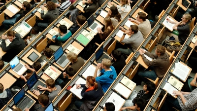 Ein Hörsaal der TU München. Die zwei Münchner Universitäten bleiben offiziell exzellent und werden in den nächsten sieben Jahren weiter hohe Förderung erhalten. (Symbolbild) (Foto: Peter Kneffel/dpa)