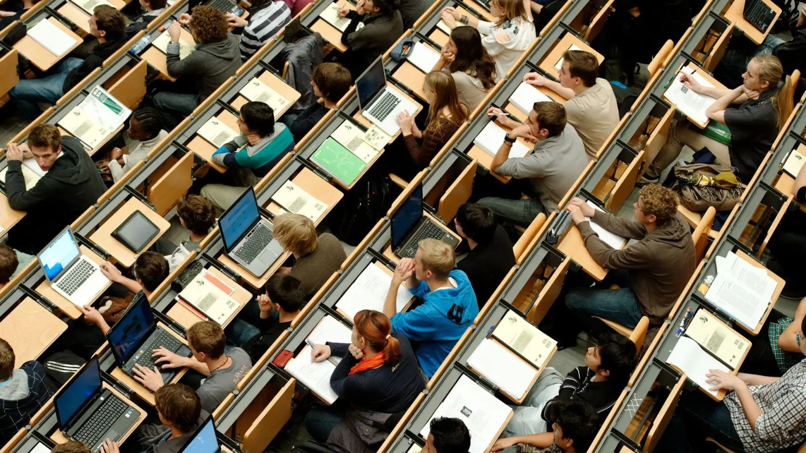 Ein Hörsaal der TU München. Die zwei Münchner Universitäten bleiben offiziell exzellent und werden in den nächsten sieben Jahren weiter hohe Förderung erhalten. (Symbolbild) (Foto: Peter Kneffel/dpa)