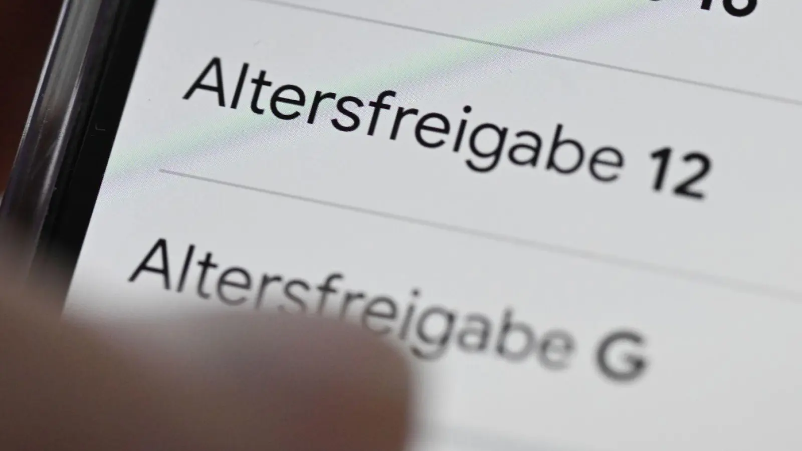 Andere Staaten haben ein Social-Media-Mindestalter bereits beschlossen oder bereiten es vor. (Symbolbild) (Foto: Bernd Weißbrod/dpa)