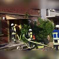 Atemschutzträger dringen in das Haus ein. (Foto: Gerhard Krämer)