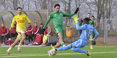 Abschiedsvorstellung: Beim Testspiel gegen den ATSV Erlangen war Abdennour Rhani (grünes Trikot) noch für Ansbach am Ball. (Foto: Martin Rügner)
