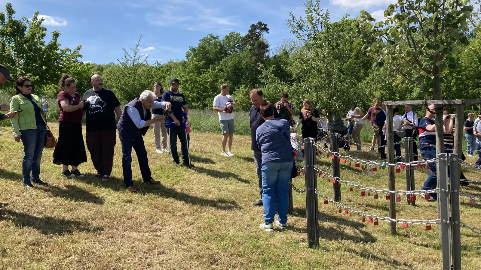 Am Rande des Hochzeitswaldes wurden die gravierten Schlösser aufgehängt. (Foto: Clarissa Kleinschot)