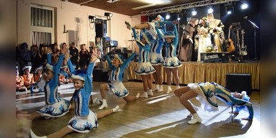 Mit akrobatischen Einlagen glänzten die Gardemädchen beim Faschingsball in Ornbau. (Foto: Christina Özbek)