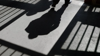 Auch wenn die Zahl der Verurteilten in Bayern zuletzt leicht zurückgegangen ist, gibt die neue Strafverfolgungsstatistik viel Grund zur Beunruhigung. (Illustration) (Foto: Felix Kästle/dpa)