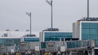 Der Münchner Flughafen wächst - im Bild der Erweiterungsbau des Terminals 1. Die Fernverkehrsanbindung aber fehlt weiter. (Archiv) (Foto: Peter Kneffel/dpa)