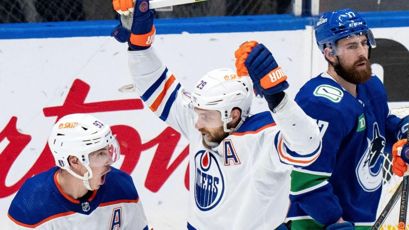 Leon Draisaitl (2.v.l) lässt sich nach seinem Treffer feiern. (Foto: ETHAN CAIRNS/The Canadian Press/AP/dpa)