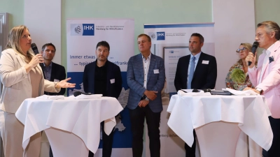Beim IHK-Sommerempfang präsentierten sich die Vorsitzenden der Gremien (von links): Susanne Oppel, Achim Schneider, Dr.-Ing. Simon Amesöder, Oliver Zeilinger und Johannes Riegel. Mit dabei waren Karin Bucher für die Geschäftsstelle und Moderator Klaus Seeger. (Foto: Oliver Herbst)