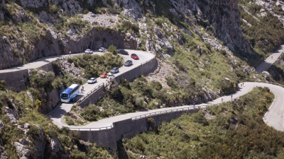 Hin und her: Besonders kurvige Passagen stellen Reisekranke vor Herausforderungen. (Foto: Clara Margais/dpa/dpa-tmn)