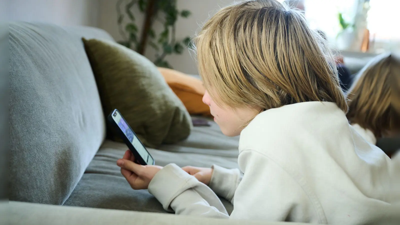 Die SPD will für Kinder unter 14 Jahren ein Social-Media-Verbot. (Symbolbild) (Foto: Annette Riedl/dpa)