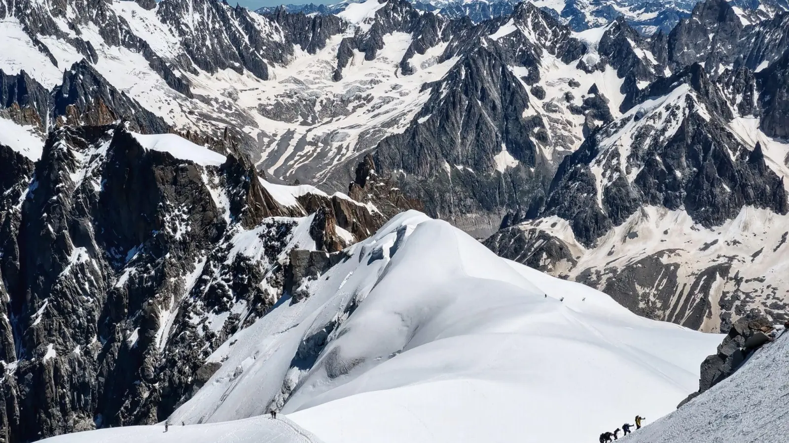 Kletterer auf dem Weg zum Montblanc an der französisch-italienischen Grenze. (Archivbild) (Foto: Sachelle Babbar/ZUMA Wire/dpa)