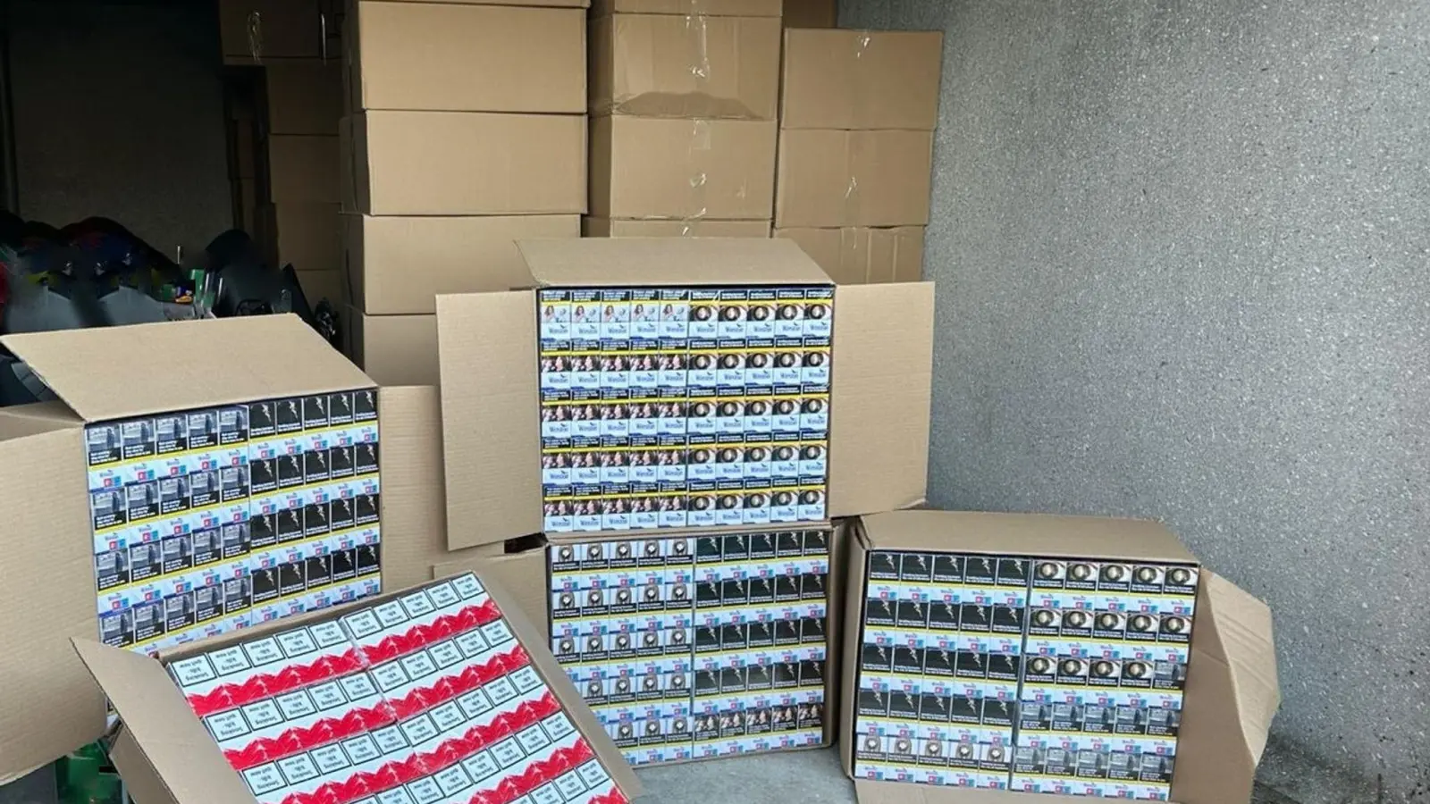 Der Zugriff erfolgte bereits in der vergangenen Woche als eine Observationseinheit des Zollfahndungsamts Essen die Auslieferung und Übergabe der Ware beobachtete. (Foto: --/ZFA Essen/dpa)