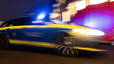 Die Polizei stoppte das Auto eines 26-Jährigen in Ansbach, das wegen seines Geräuschpegels auffiel. (Symbolbild: Marijan Murat/dpa)