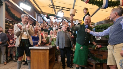 „O'zapft is“ - wegen dieser Szene kennen Menschen weltweit Dieter Reiter. (Archivbild) (Foto: Peter Kneffel/dpa)