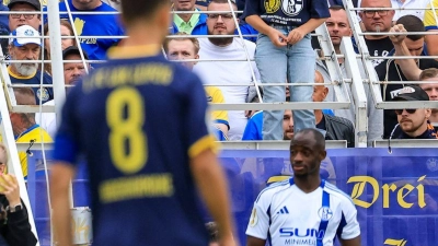 Christopher Antwi-Adjei (r) wehrt sich juristisch nach einem Vorfall im DFB-Pokal in Leipzig gegen eine rassistische Beleidigung. (Foto: Jan Woitas/dpa)