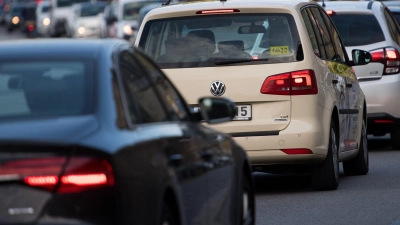 Rund 20 Kilometer lang war der Stau, der sich am Dienstagnachmittag auf der A6 zwischen Schnelldorf und Aurach gebildet hatte. (Symbolbild: Monika Skolimowska/dpa-Zentralbild)