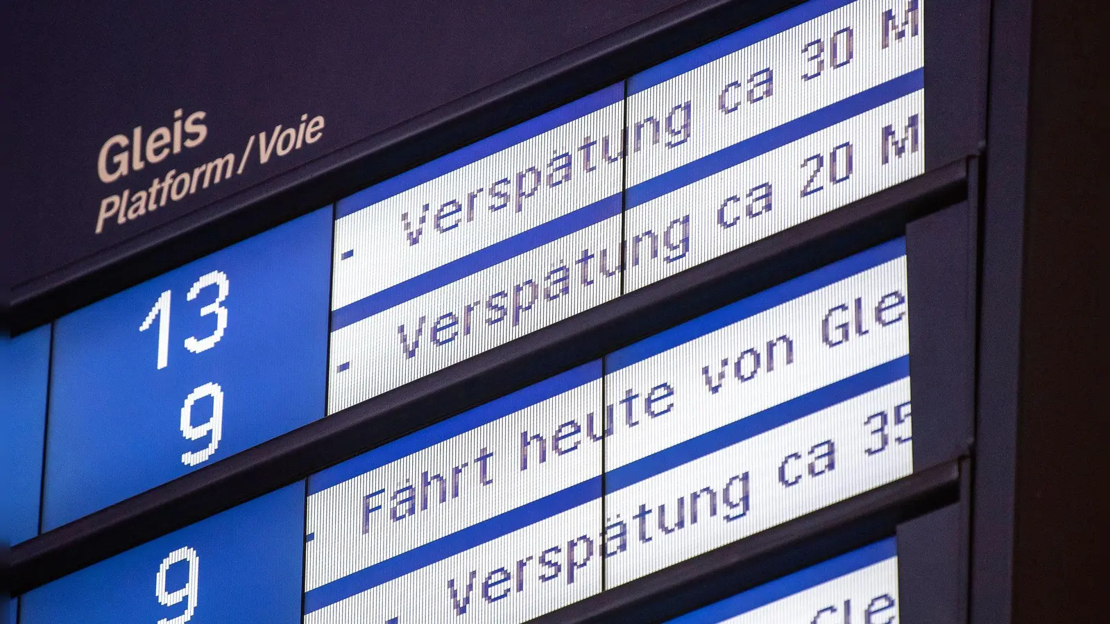 Die Bahn knackte im Mai bei der Pünktlichkeit im Fernverkehr erneut die 60-Prozent-Schwelle. (Archivbild) (Foto: Fabian Sommer/dpa)