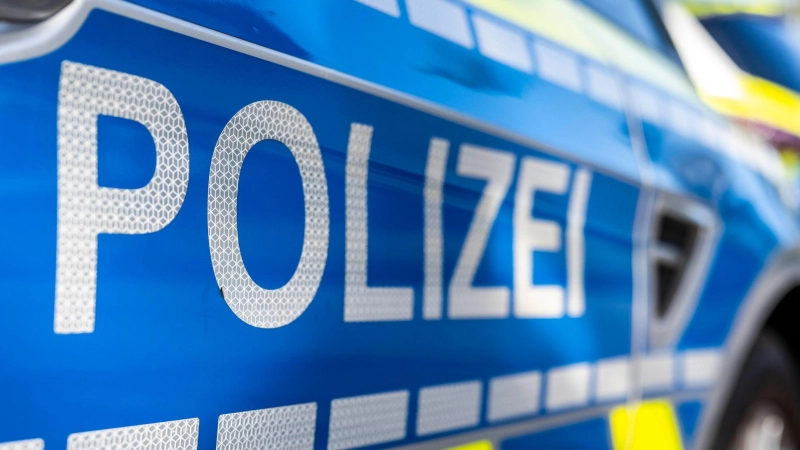 Die Neustädter Polizei sucht nach zwei Männern, die einen Kneipenbesitzer am Samstag verletzt haben. (Symbolbild: David Inderlied/dpa)