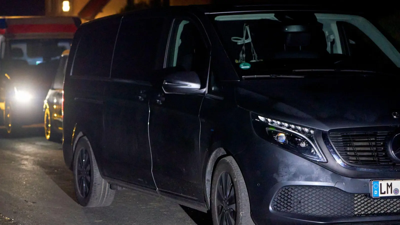 Die Leichen wurden noch in der Nacht abtransportiert, nun muss die Todesursache geklärt werden. (Foto: Sascha Ditscher/dpa)