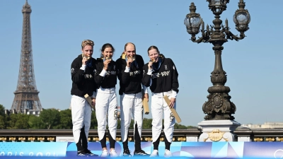 Happy End in einem wilden Spektakel: Deutsche Triathleten jubeln über Gold. (Foto: Marijan Murat/dpa)