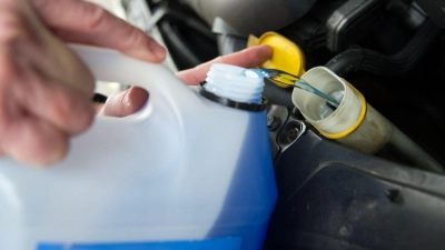 Sorgt für saubere Sicht: Ein geeignetes Frostschutzmittel in der Scheibenwaschanlage. (Foto: Andrea Warnecke/dpa-tmn)