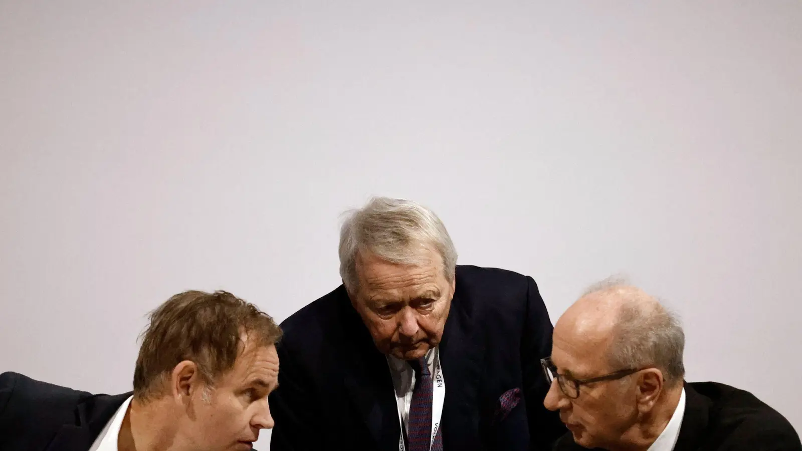 VW- und Porsche-Vorstandschef Oliver Blume (l-r), Hans Michel Piëch, Stellvertretender Vorsitzender des Aufsichtsrats der Porsche Automobil Holding SE, und Hans Dieter Pötsch, Vorsitzender des Vorstands der Volkswagen-Dachgesellschaft Porsche SE, bei der Hauptversammlung in Berlin. (Foto: Carsten Koall/dpa)