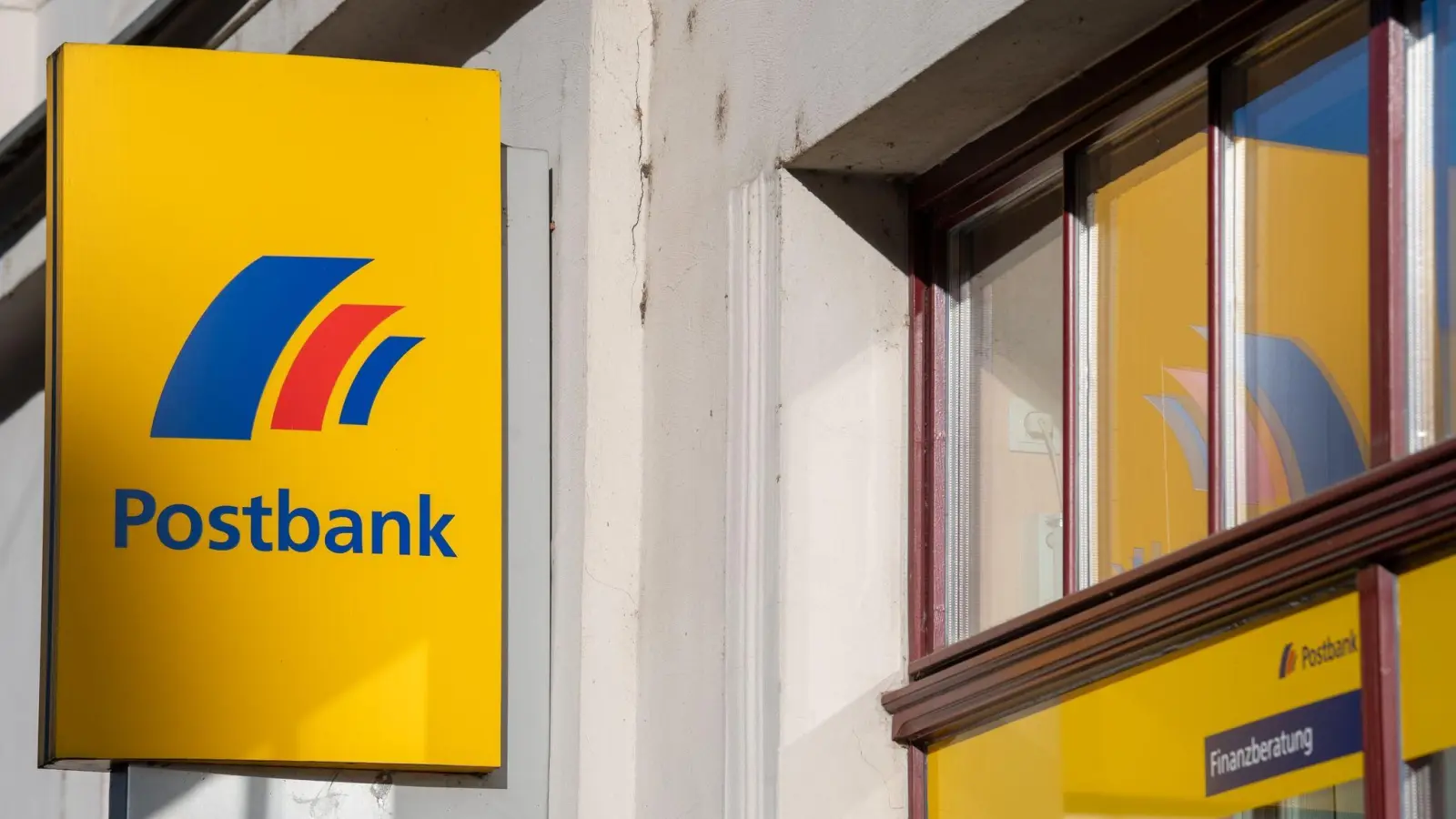 Anleger werfen der Deutschen Bank vor, ihnen bei der Komplettübernahme der Postbank ein viel zu niedriges Angebot für ihre Aktien unterbreitet zu haben. (Foto: Monika Skolimowska/dpa-Zentralbild/dpa)