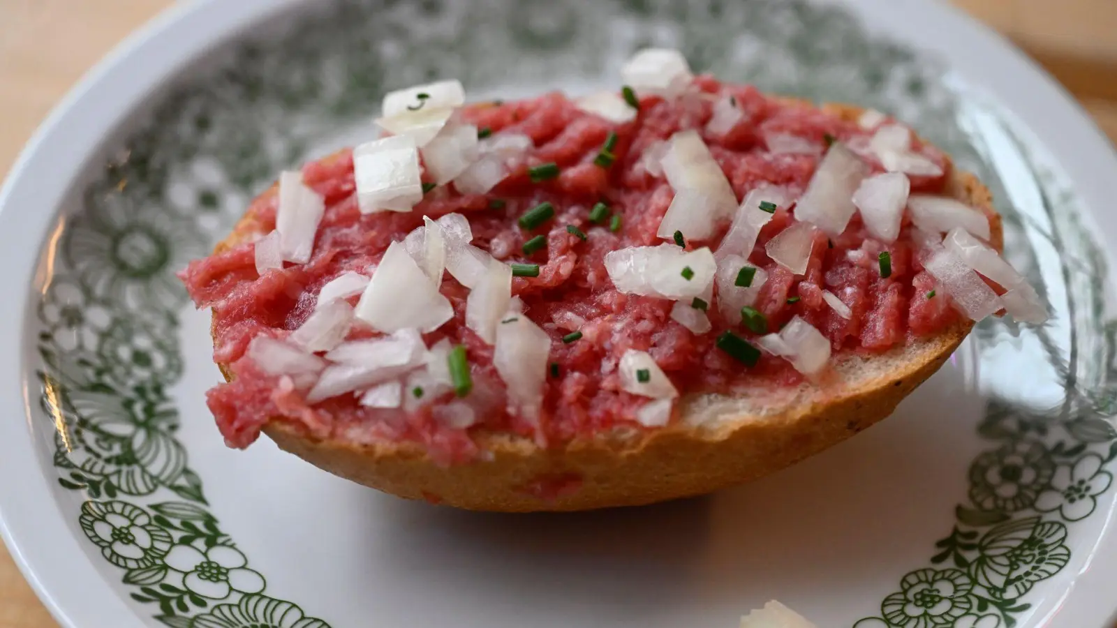 In einer Probe einer bei Penny vertriebenen Wurst wurden Salmonellen gefunden. (Symbolbild) (Foto: Roberto Pfeil/dpa)