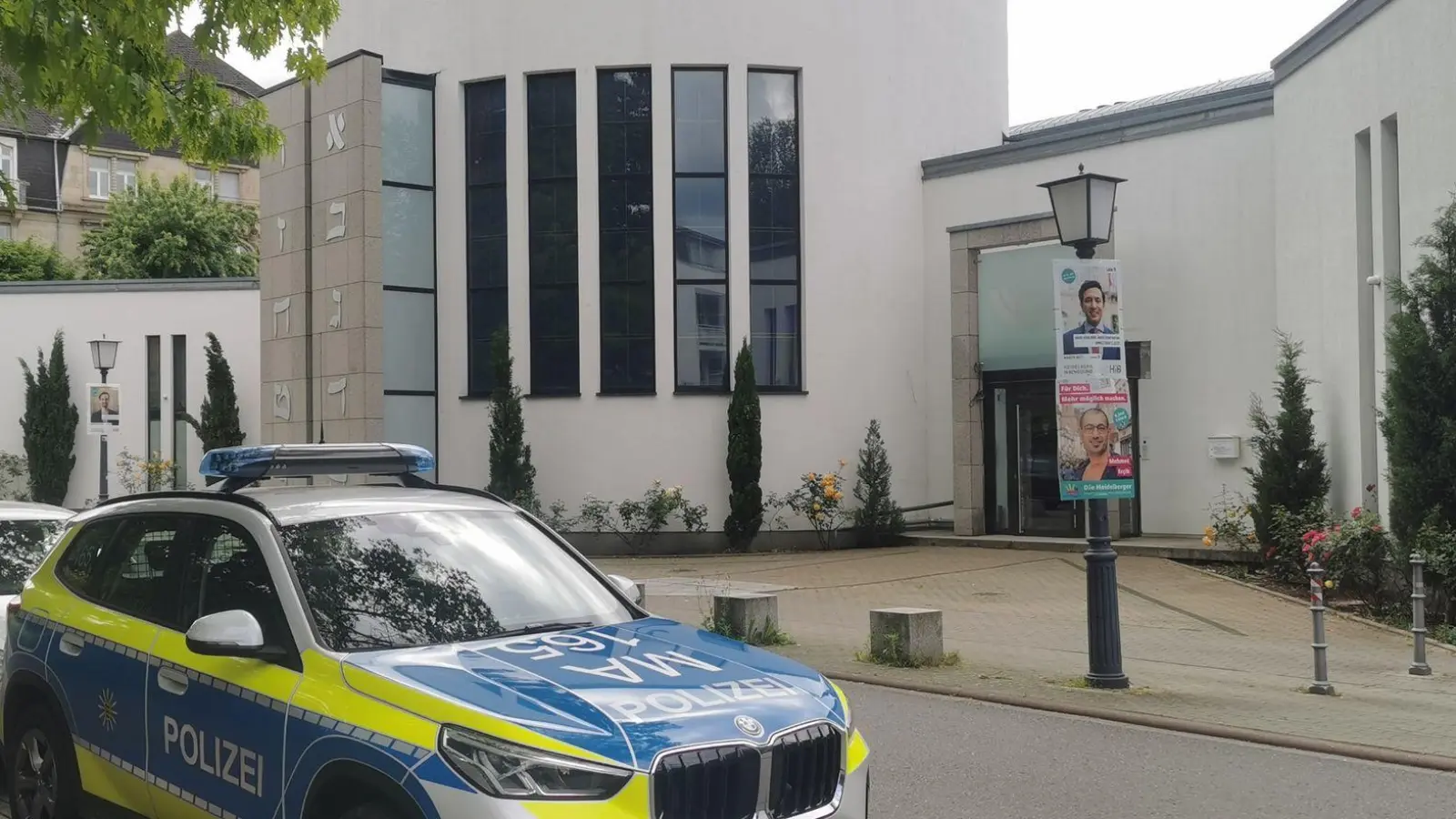 Ein Polizeiwagen steht vor der Neuen Synagoge in Heidelberg. Ein 18-Jähriger soll einen Anschlag auf Besucher der Synagoge geplant haben. (Foto: Dieter Leder/dpa)