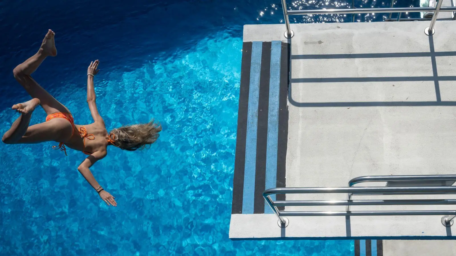 Die Temperaturen laden weiterhin zu einem Freibadbesuch ein. (Archivbild) (Foto: Stefan Puchner/dpa)
