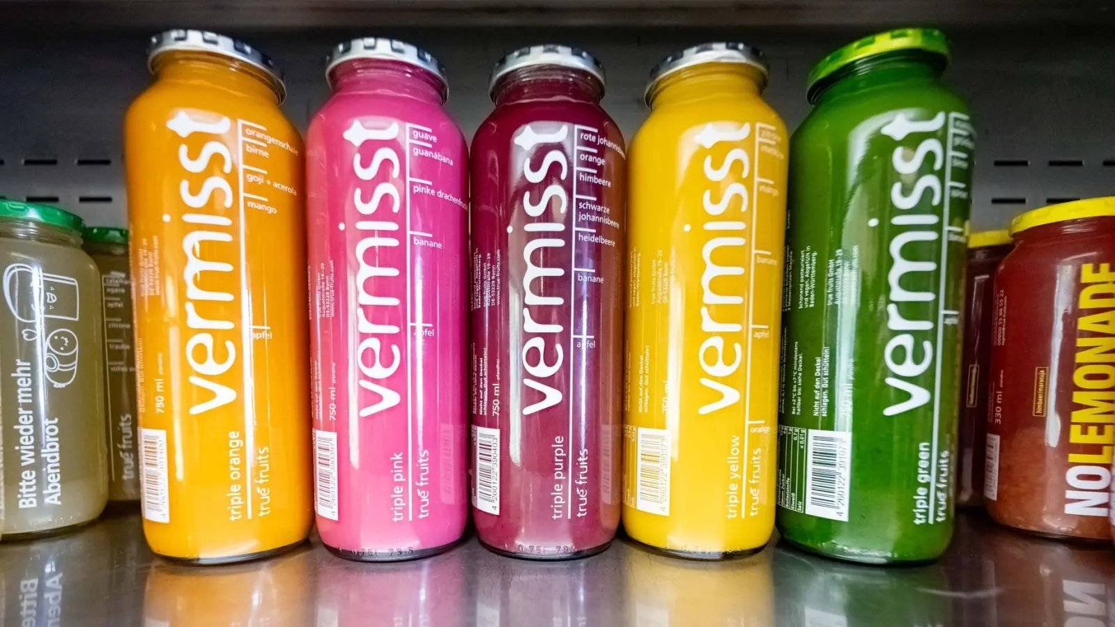 „Vermisst“ steht groß auf den Smoothie-Flaschen von True Fruits - auf der Rückseite wird mit Fotos nach zwei seit Jahren vermissten Personen gesucht. (Foto: Benjamin Westhoff/dpa)